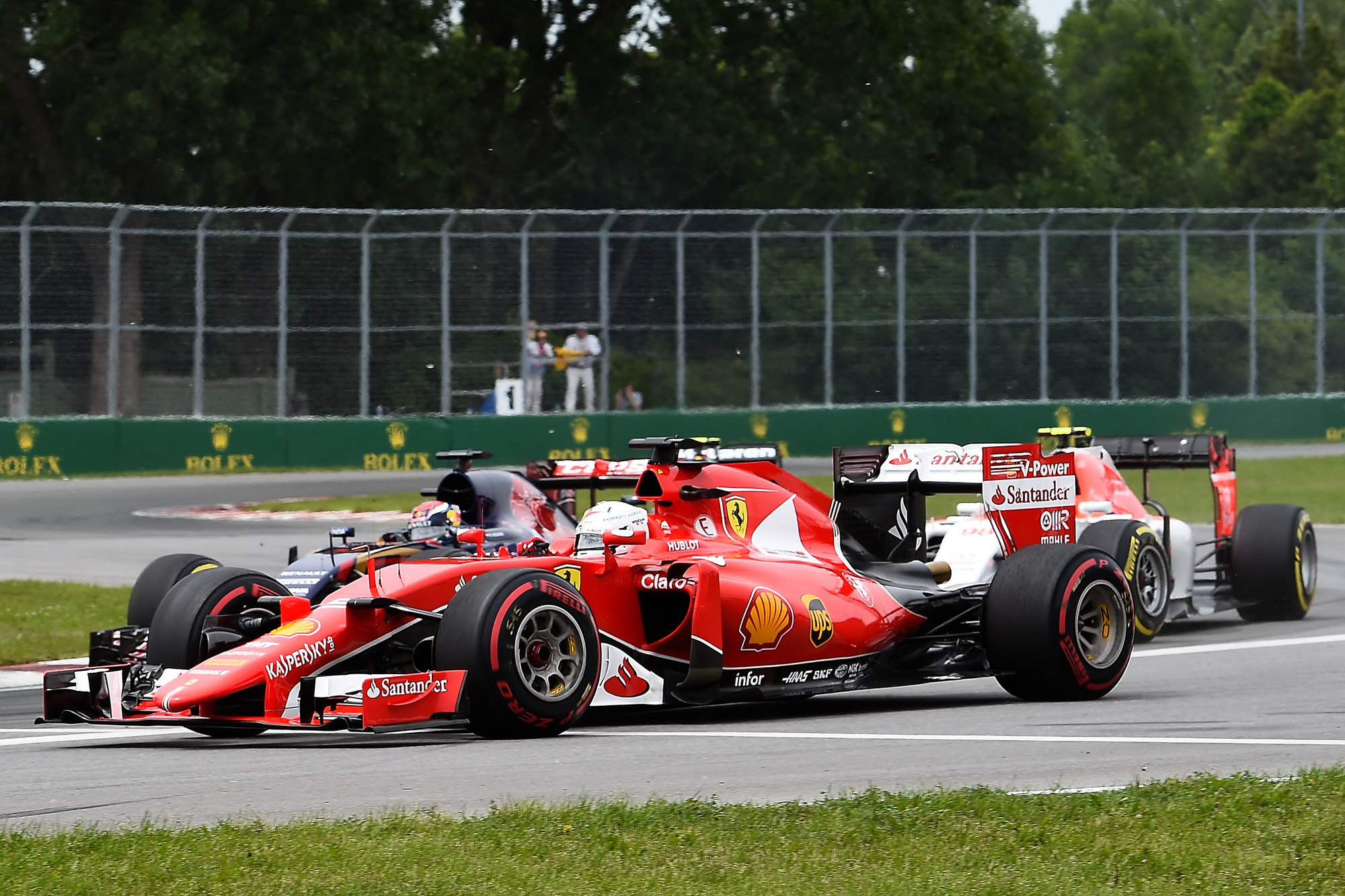 Vettel předjíždí Verstappena