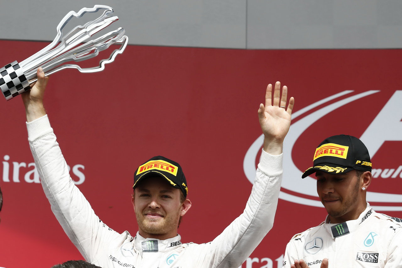 Rosberg s Hamiltonem na pódiu