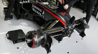 Detail zavěšení předních kol McLarenu MP4-30Honda