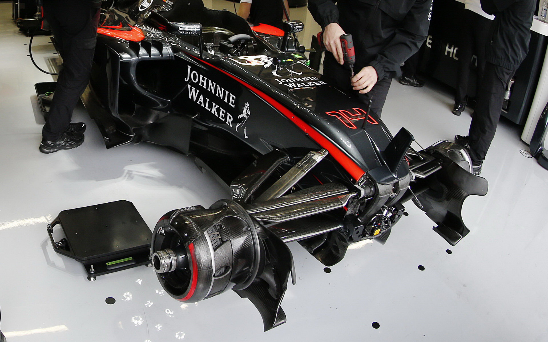 Detail zavěšení předních kol McLarenu MP4-30Honda