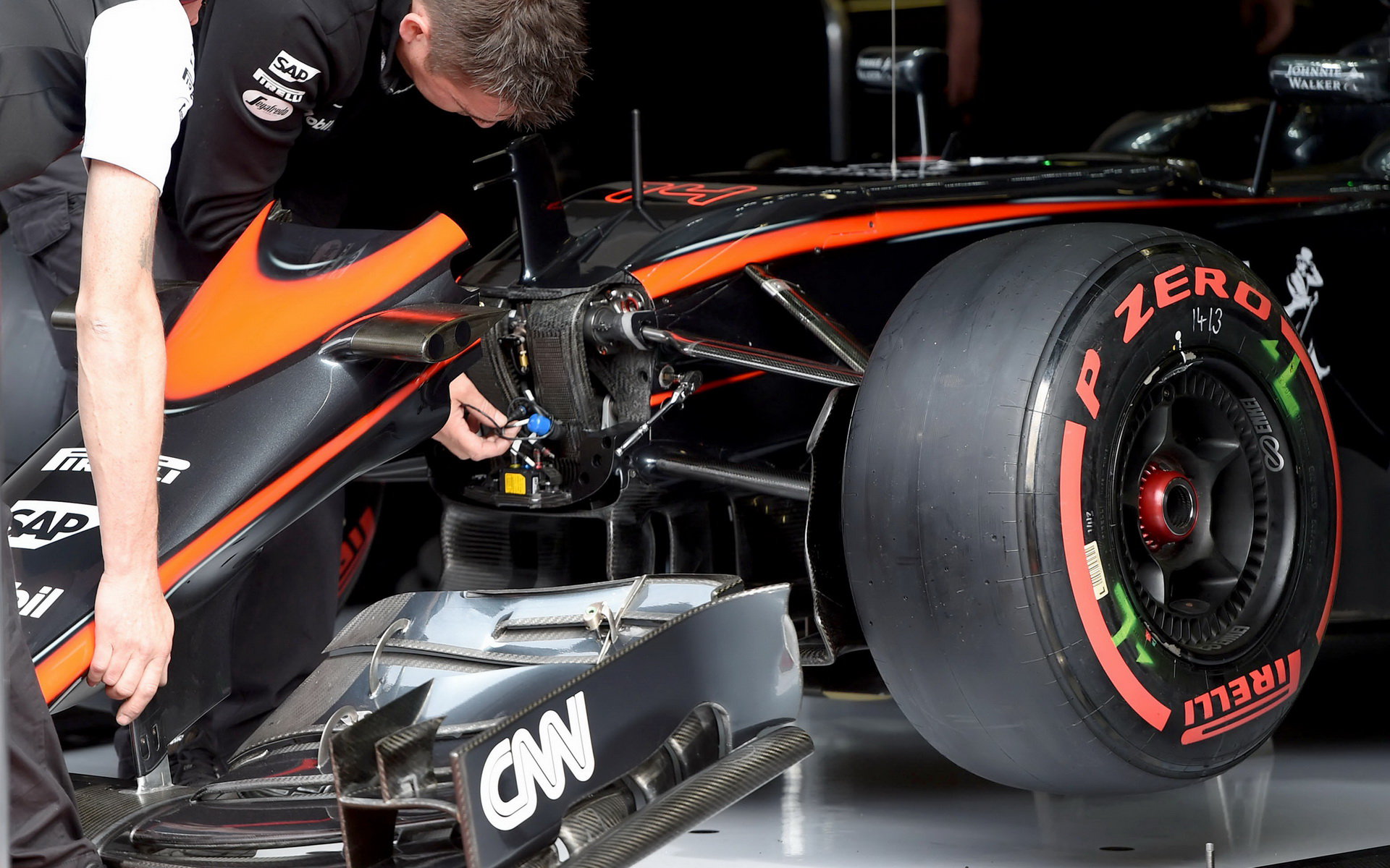 Foukaná matice - vzduch prochází přední poloosou McLarenu MP4-31