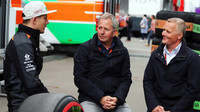 Martin Brundle se řadí mezi odborníky F1. Právě zpovídá za asistence Johnnyho Herberta (vpravo) Nica Hülkenberga
