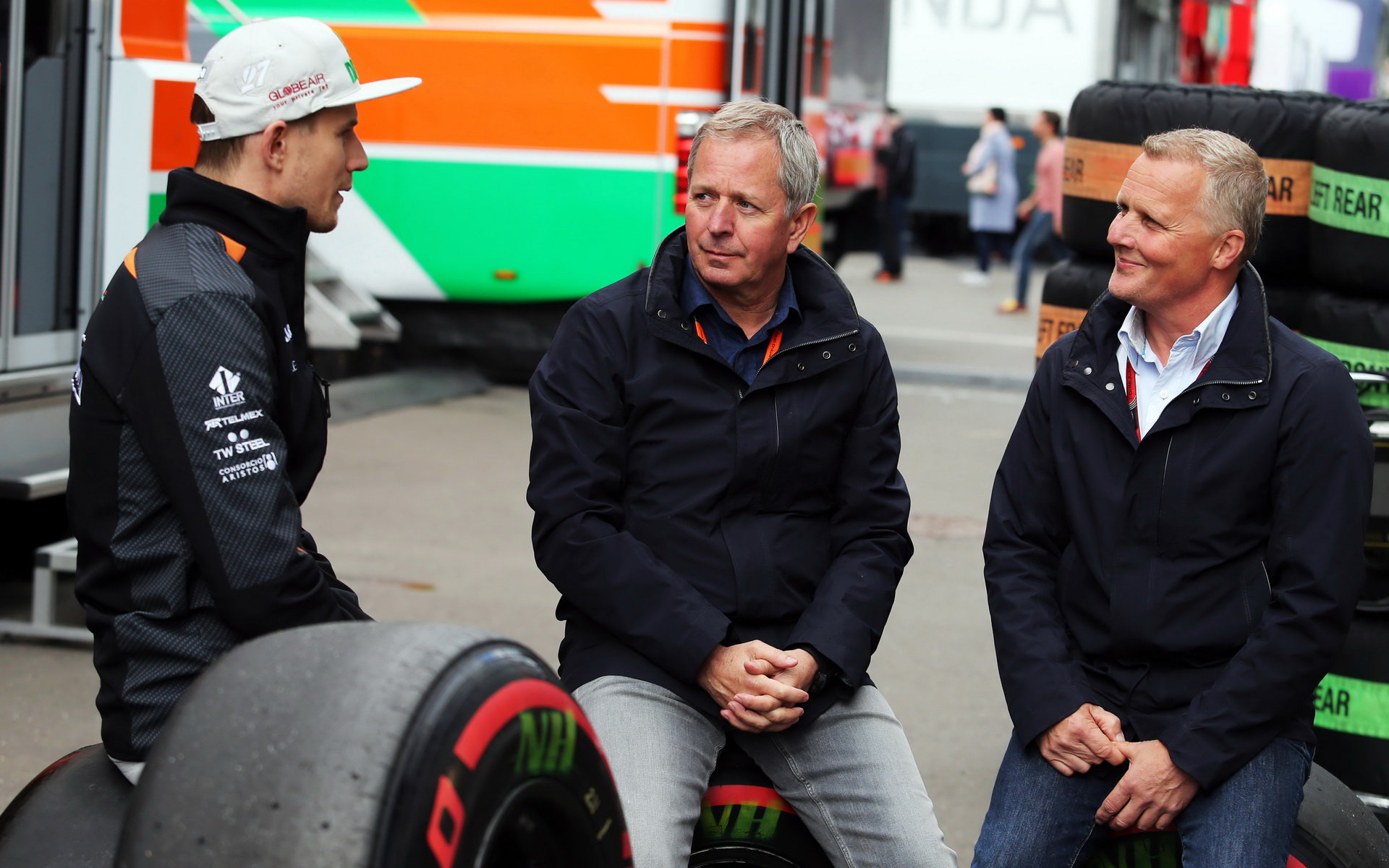 Martin Brundle se řadí mezi odborníky F1. Právě zpovídá za asistence Johnnyho Herberta (vpravo) Nica Hülkenberga