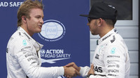 Rosberg gratuluje Hamiltonovi k výhře v kvalifikaci