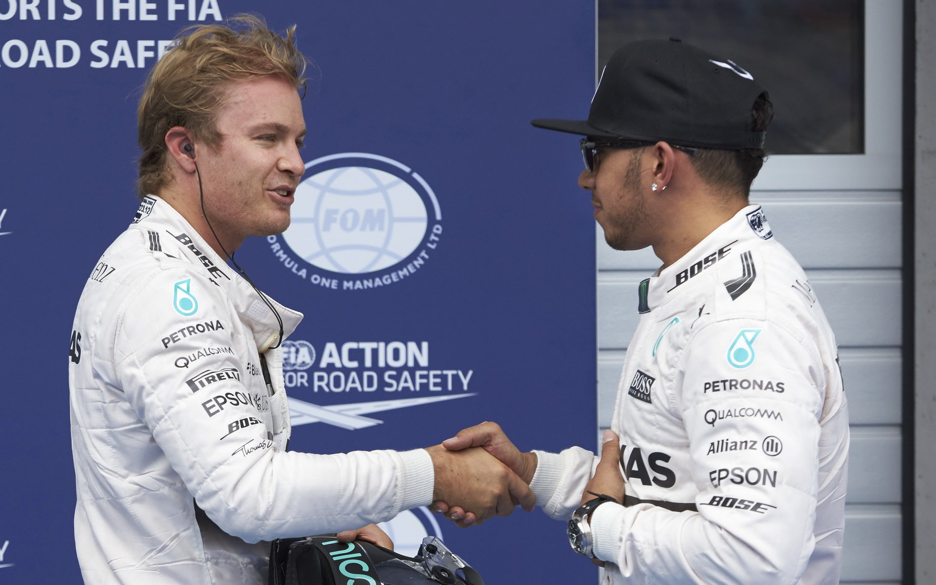 Rosberg gratuluje Hamiltonovi k výhře v kvalifikaci