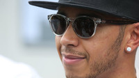 Hamilton by nebyl proti krytým kokpitům, jen by F1 nesměla přijít o zábavu