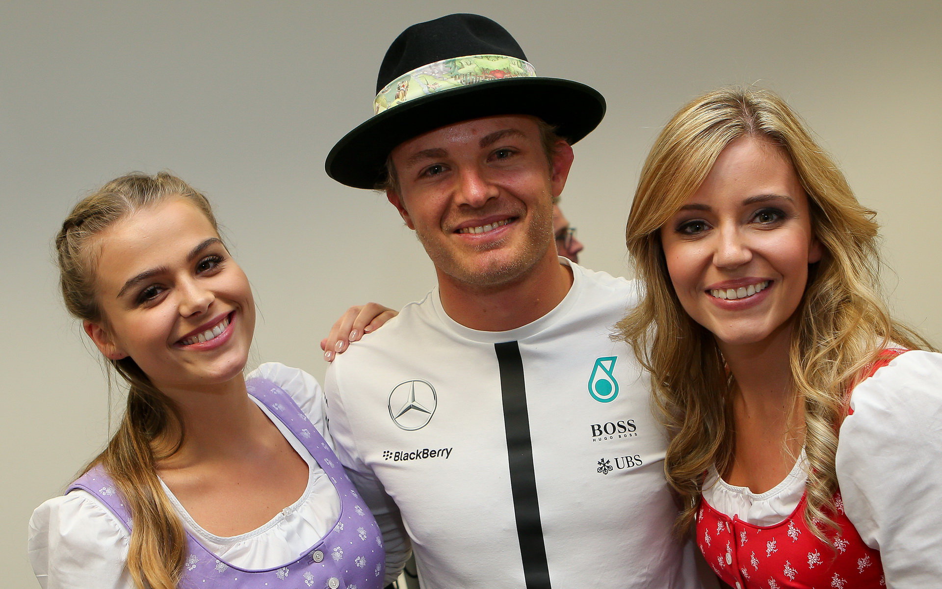 Rosberg s pitbabes