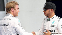 Rosberg gratuluje Lewisovi k výhře v kvalifikaci