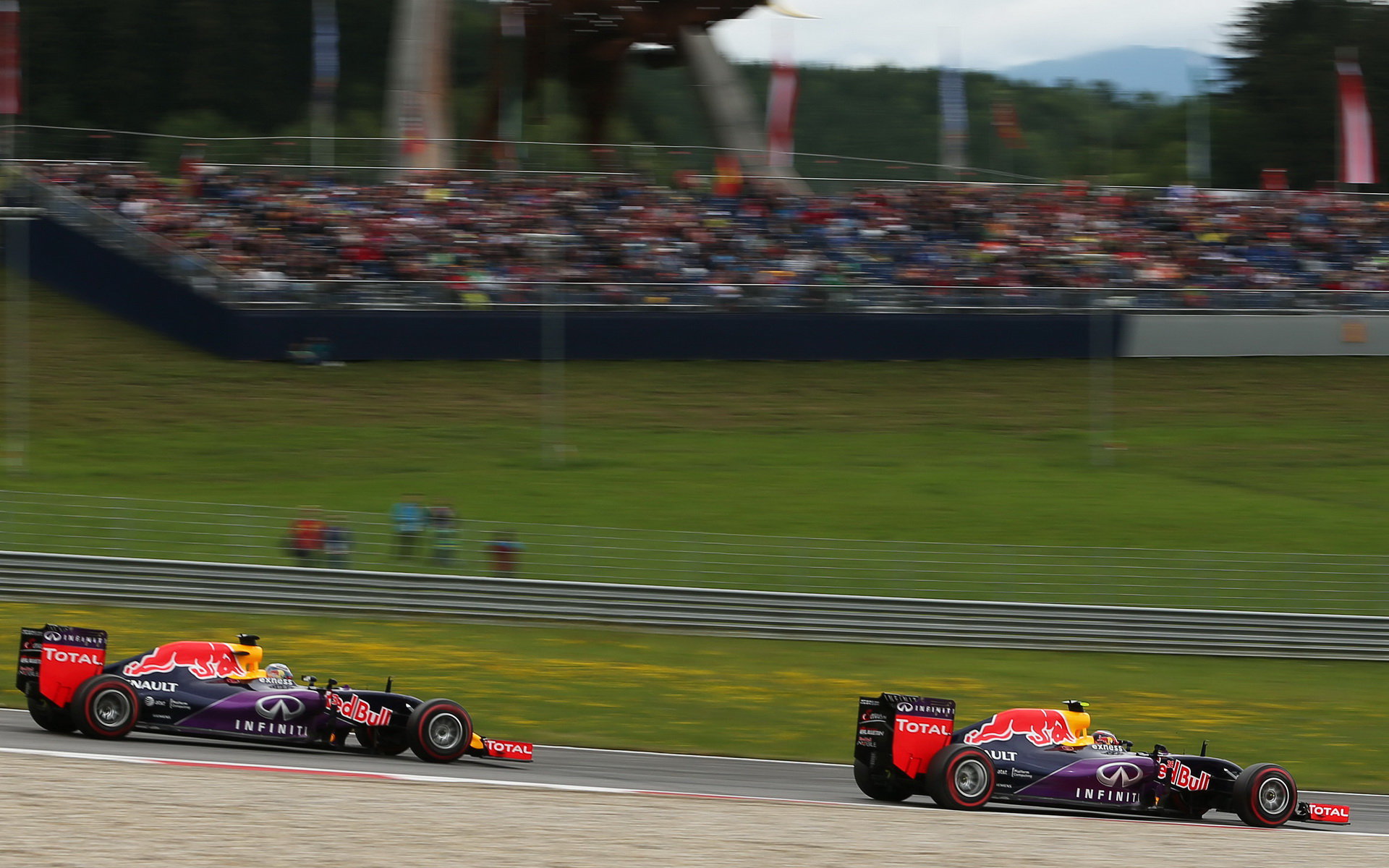 Kvjat a jeho týmový kolega Ricciardo