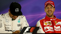 Hamilton a Vettel při tiskové konferenci po kvalifikaci