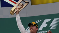 Rosberg a jeho trofej