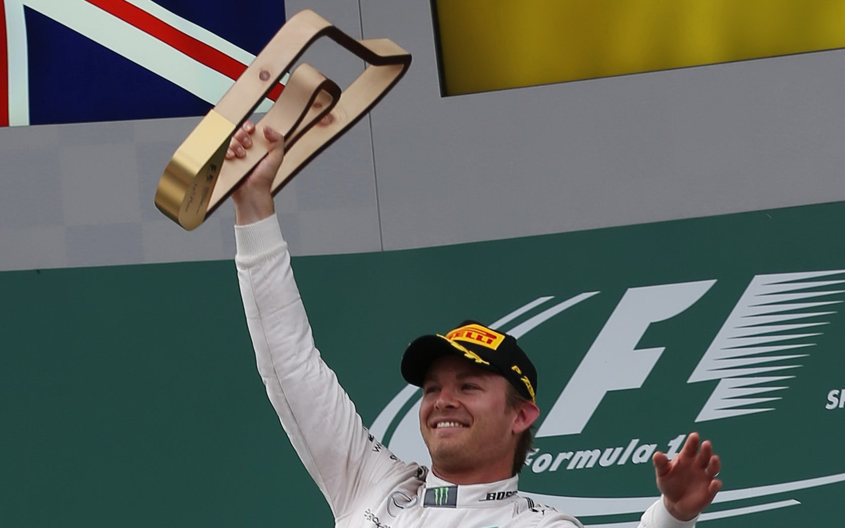 Rosberg a jeho trofej