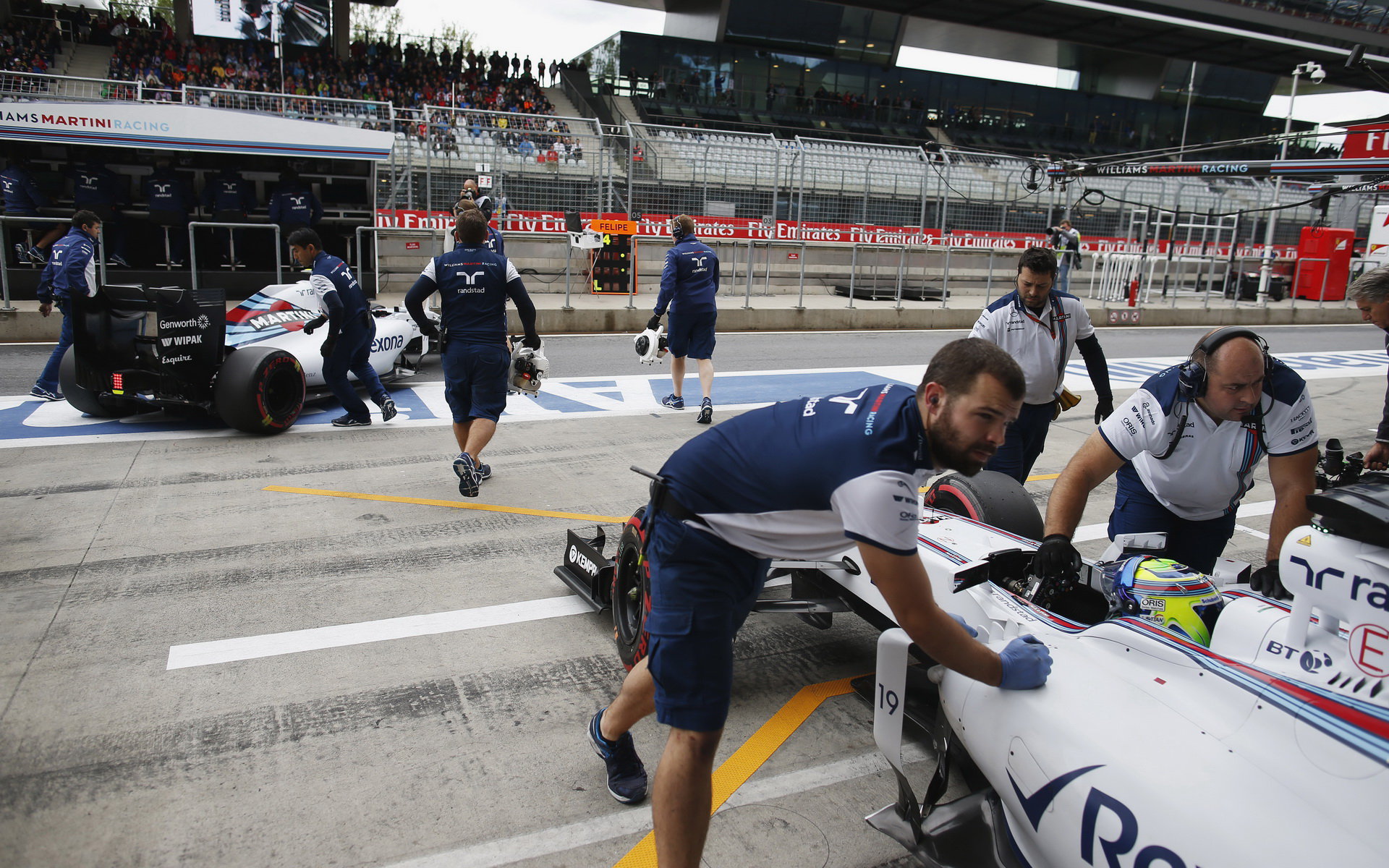 Massa a Bottas najíždějí do boxů