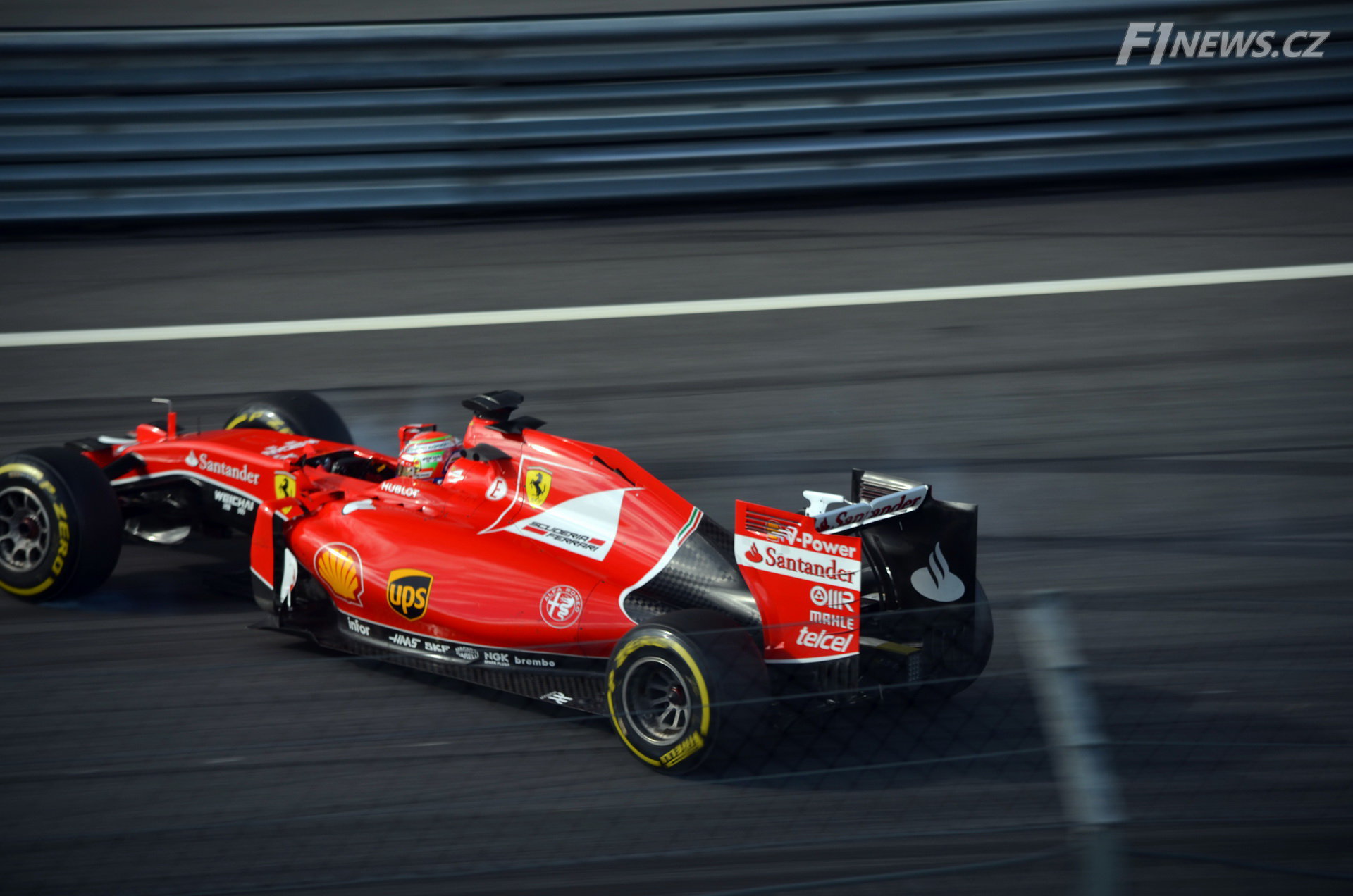 Ferrari začíná rotovat...