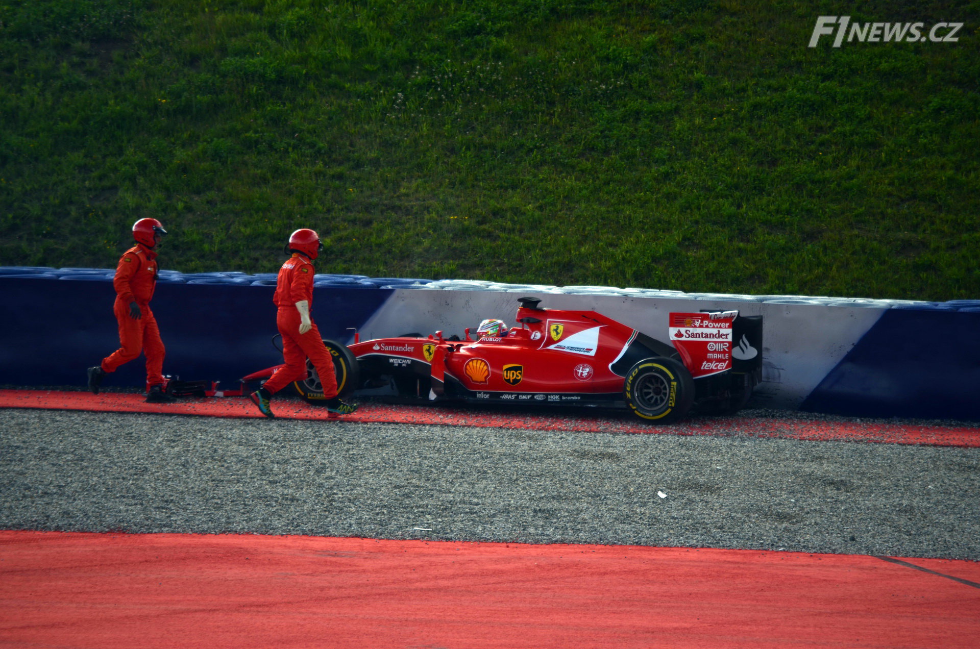 Antonio Fuoco (Ferrari SF15-T) havaroval v testech na Red Bull Ringu (23.6.2015)