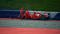 Antonio Fuoco (Ferrari SF15-T) havaroval v testech na Red Bull Ringu (23.6.2015). Maršálové ihned zjišťují, zda je jezdec v pořádku.