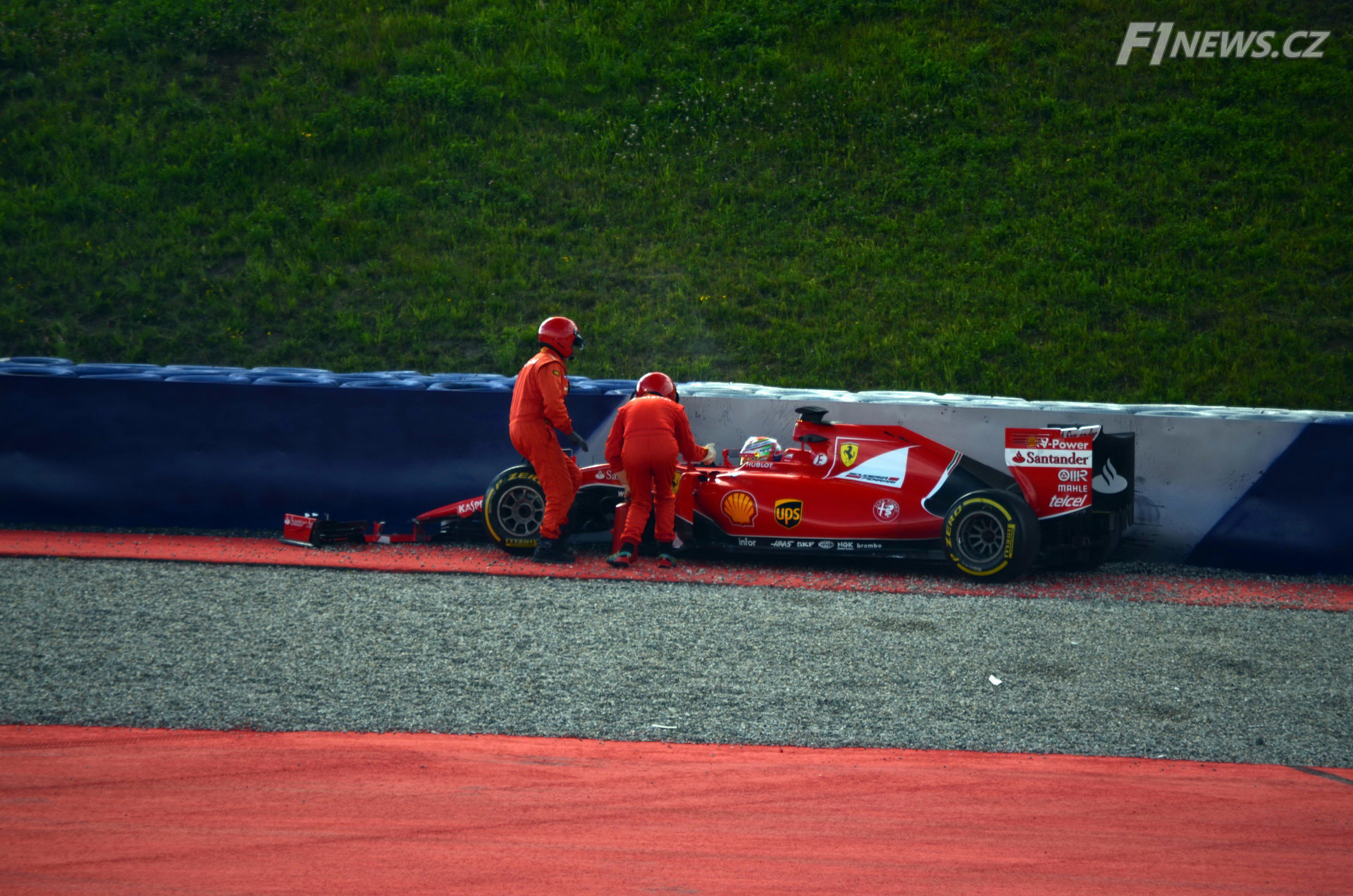 Antonio Fuoco (Ferrari SF15-T) havaroval v testech na Red Bull Ringu (23.6.2015). Maršálové ihned zjišťují, zda je jezdec v pořádku.