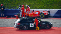 Antonio Fuoco (Ferrari SF15-T) havaroval v testech na Red Bull Ringu (23.6.2015). Dokázal sám vystoupit z vozu.