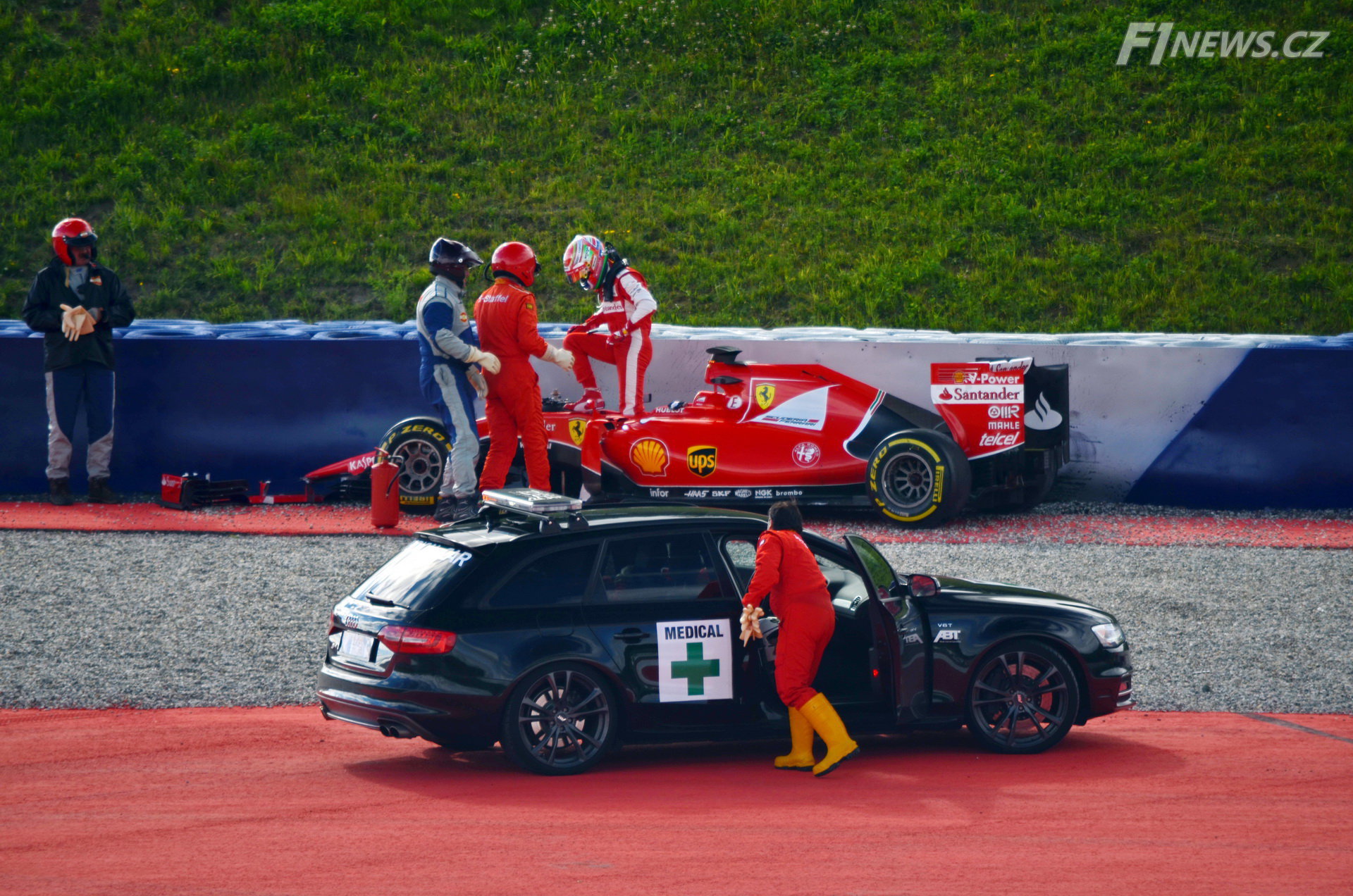 Antonio Fuoco (Ferrari SF15-T) havaroval v testech na Red Bull Ringu (23.6.2015). Dokázal sám vystoupit z vozu.