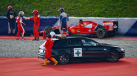 Antonio Fuoco (Ferrari SF15-T) havaroval v testech na Red Bull Ringu (23.6.2015). Zpočátku byl otřesen, naštěstí ale celkově v pořádku.