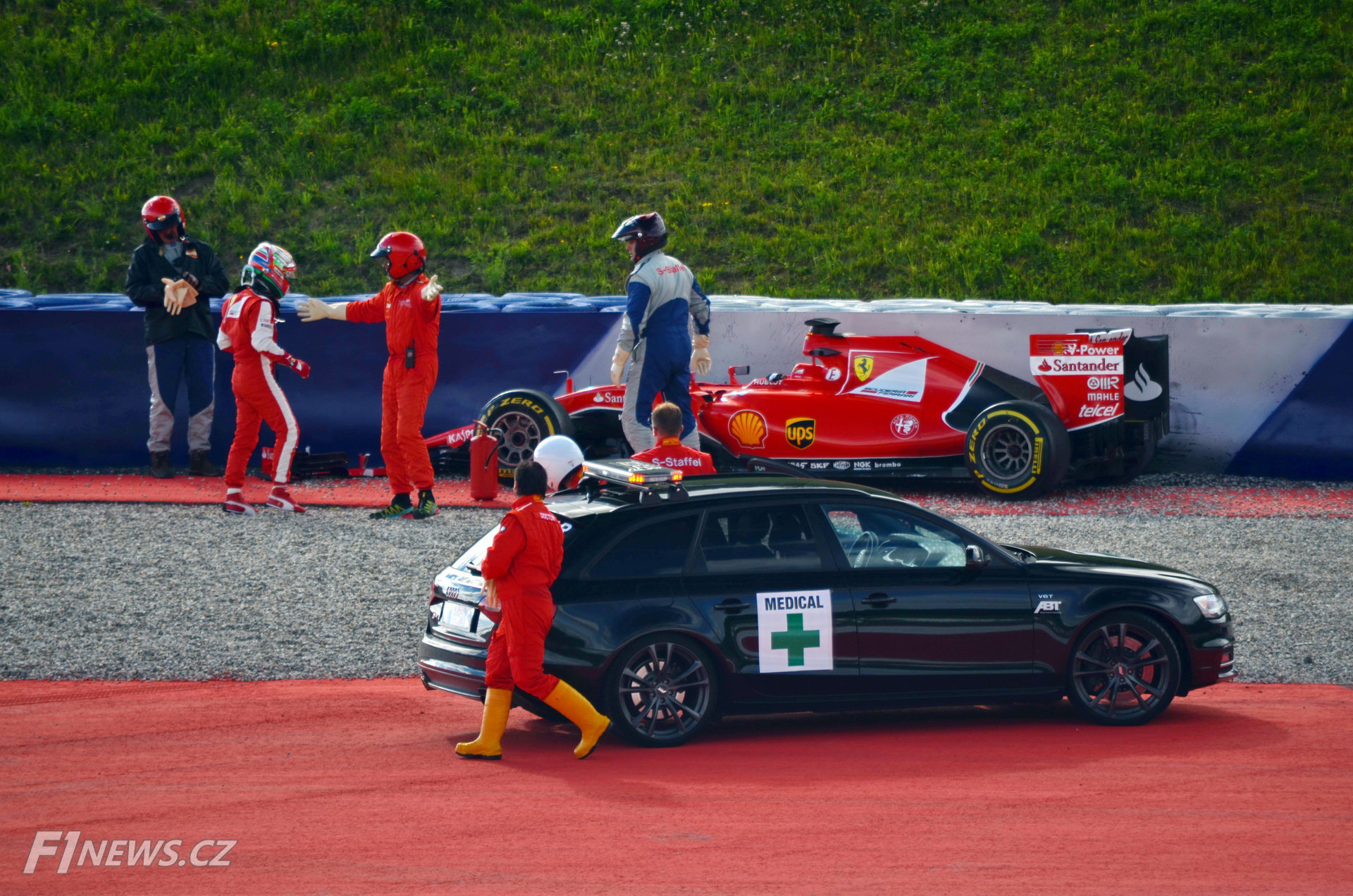 Antonio Fuoco (Ferrari SF15-T) havaroval v testech na Red Bull Ringu (23.6.2015). Zpočátku byl otřesen, naštěstí ale celkově v pořádku.