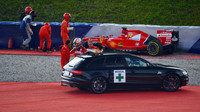 Antonio Fuoco (Ferrari SF15-T) havaroval v testech na Red Bull Ringu (23.6.2015). Zde je již v péči lékařů.