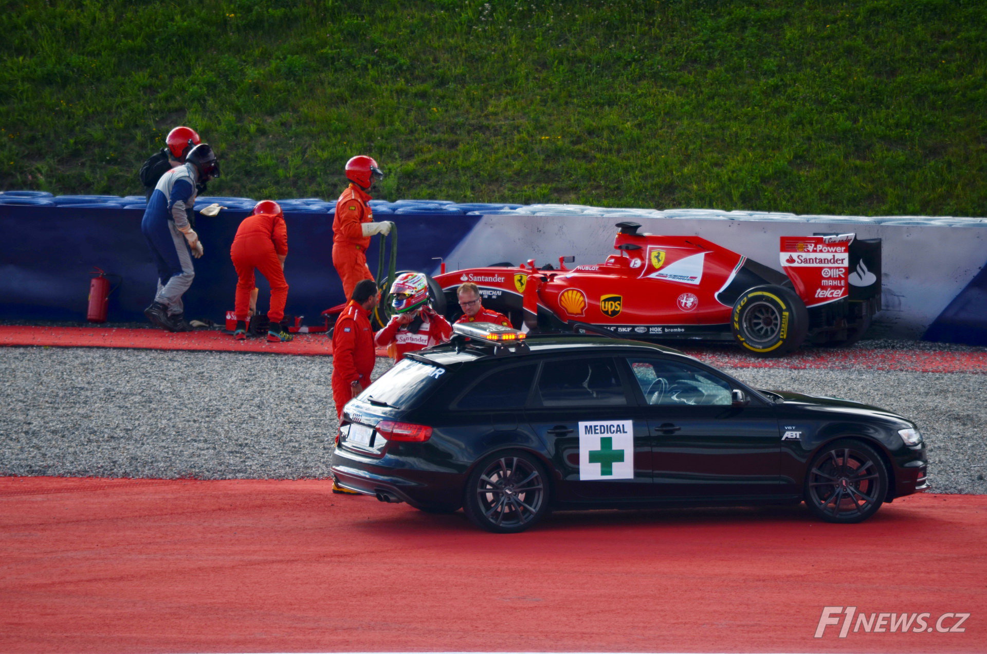 Antonio Fuoco (Ferrari SF15-T) havaroval v testech na Red Bull Ringu (23.6.2015). Zde je již v péči lékařů.