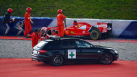 Antonio Fuoco (Ferrari SF15-T) havaroval v testech na Red Bull Ringu (23.6.2015). Zde je již v péči lékařů.