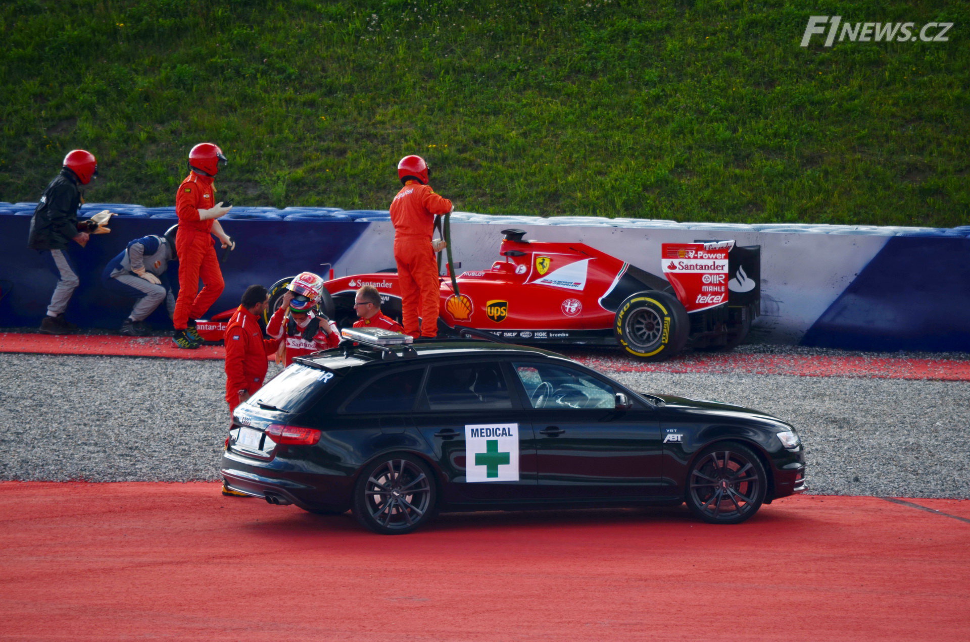 Antonio Fuoco (Ferrari SF15-T) havaroval v testech na Red Bull Ringu (23.6.2015). Zde je již v péči lékařů.