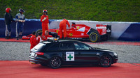 Antonio Fuoco (Ferrari SF15-T) havaroval v testech na Red Bull Ringu (23.6.2015). Zde je již v péči lékařů.