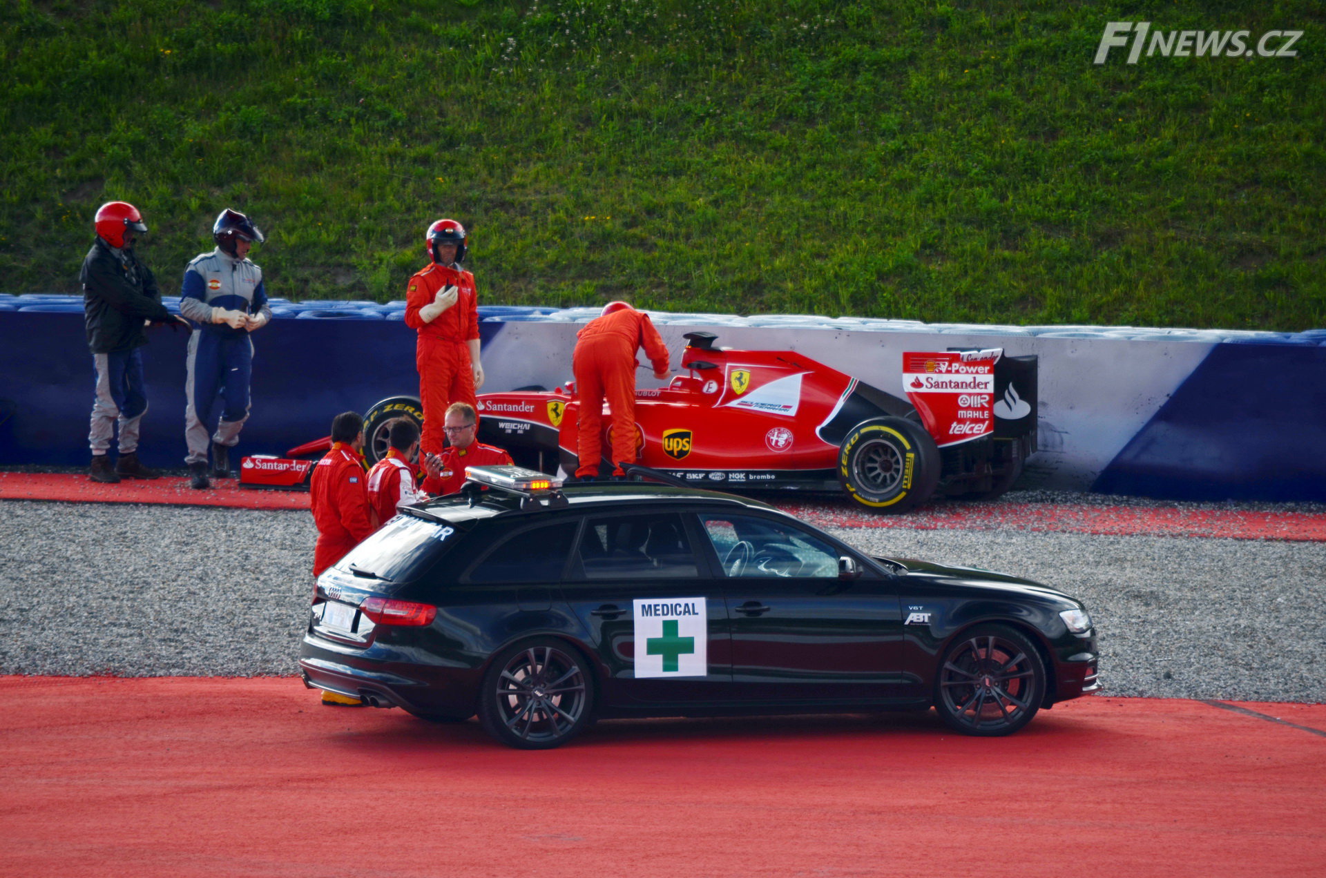 Antonio Fuoco (Ferrari SF15-T) havaroval v testech na Red Bull Ringu (23.6.2015). Zde je již v péči lékařů.