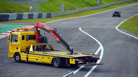 Antonio Fuoco (Ferrari SF15-T) havaroval v testech na Red Bull Ringu (23.6.2015). K havárii ihned přispěchal také odklízecí vůz.