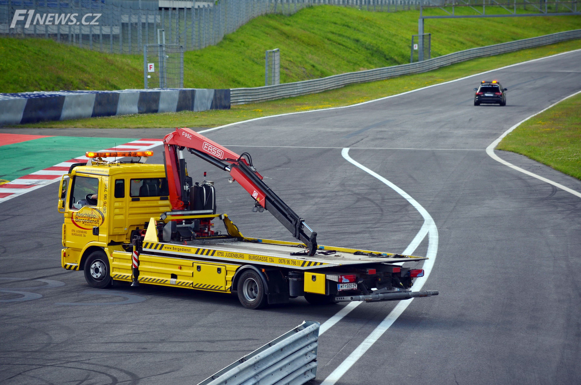 Antonio Fuoco (Ferrari SF15-T) havaroval v testech na Red Bull Ringu (23.6.2015). K havárii ihned přispěchal také odklízecí vůz.