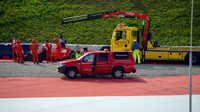 Antonio Fuoco (Ferrari SF15-T) havaroval v testech na Red Bull Ringu (23.6.2015). Rozbitý monopost musí být ihned naložen na odtahový vůz.