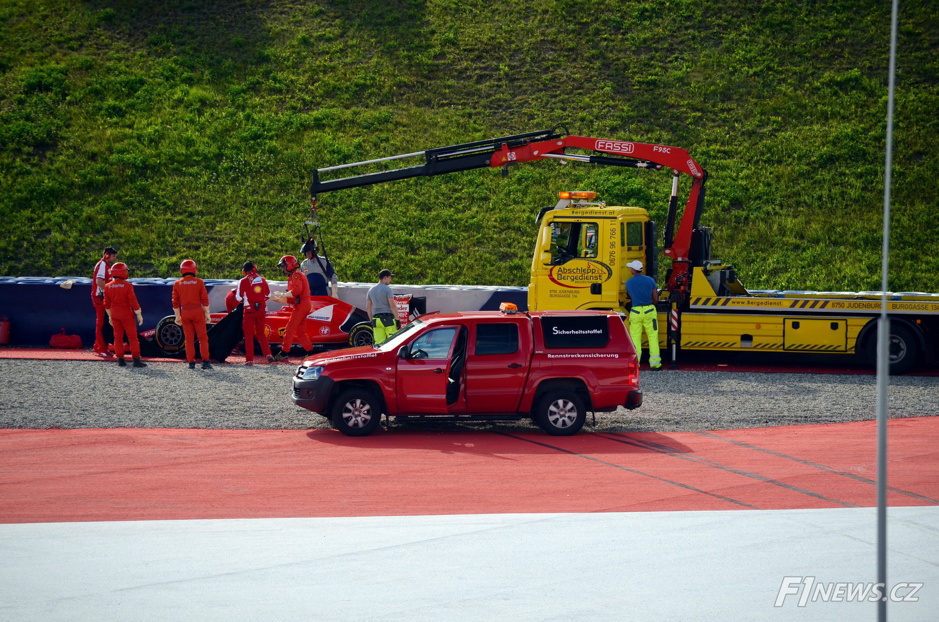 Antonio Fuoco (Ferrari SF15-T) havaroval v testech na Red Bull Ringu (23.6.2015). Rozbitý monopost musí být ihned naložen na odtahový vůz.