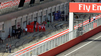 Antonio Fuoco (Ferrari SF15-T) havaroval v testech na Red Bull Ringu (23.6.2015). Personál stáje z Maranella nervózně přihlíží nakládání jejich vozu.