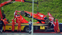 Antonio Fuoco (Ferrari SF15-T) havaroval v testech na Red Bull Ringu (23.6.2015). Brzy přispěchali italští mechanici k nakládce, aby monopost bezpečně naložili a hlavně skryli před nežádoucími pohledy.