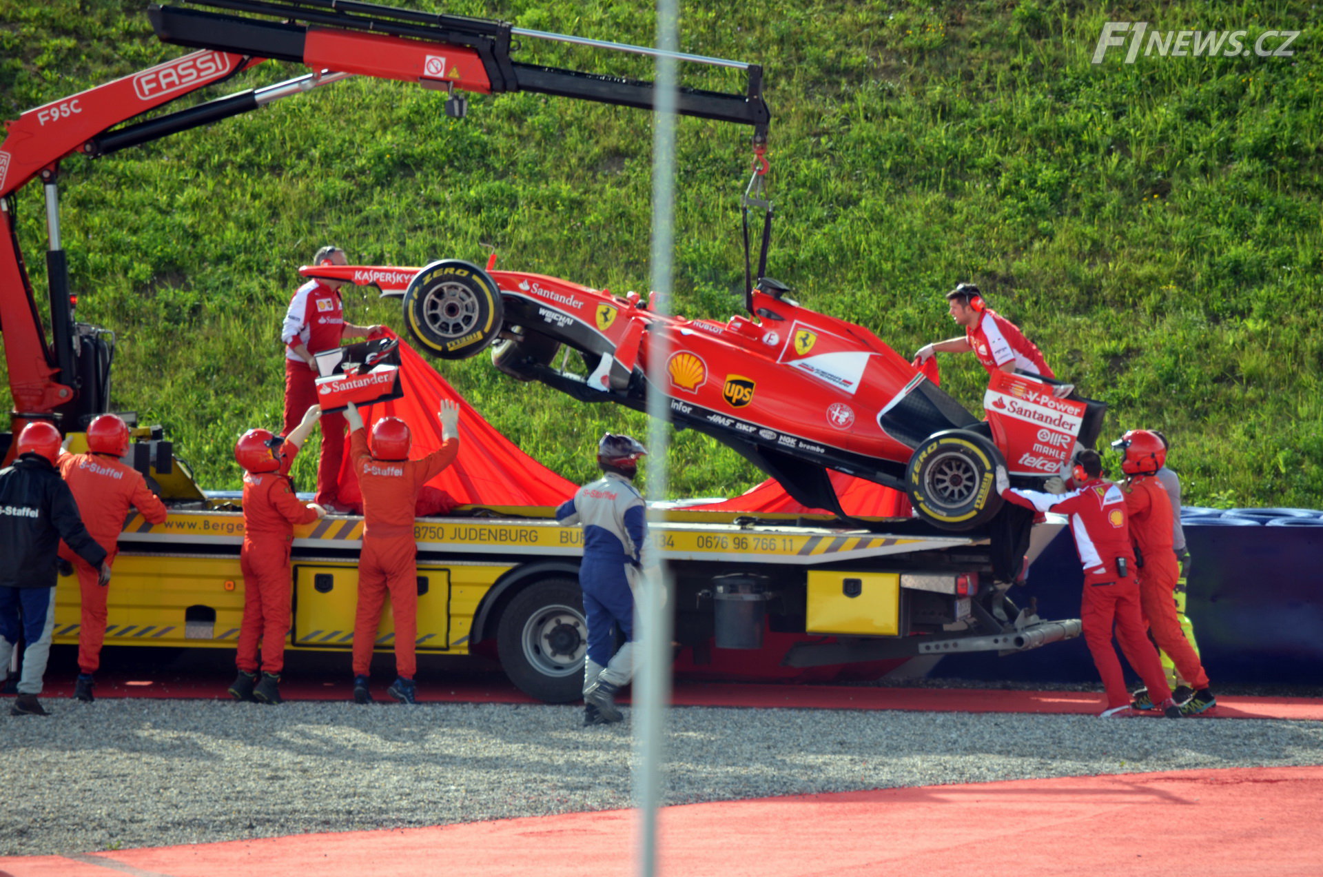 Antonio Fuoco (Ferrari SF15-T) havaroval v testech na Red Bull Ringu (23.6.2015). Brzy přispěchali italští mechanici k nakládce, aby monopost bezpečně naložili a hlavně skryli před nežádoucími pohledy.