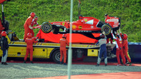 Antonio Fuoco (Ferrari SF15-T) havaroval v testech na Red Bull Ringu (23.6.2015). Brzy přispěchali italští mechanici k nakládce, aby monopost bezpečně naložili a hlavně skryli před nežádoucími pohledy.