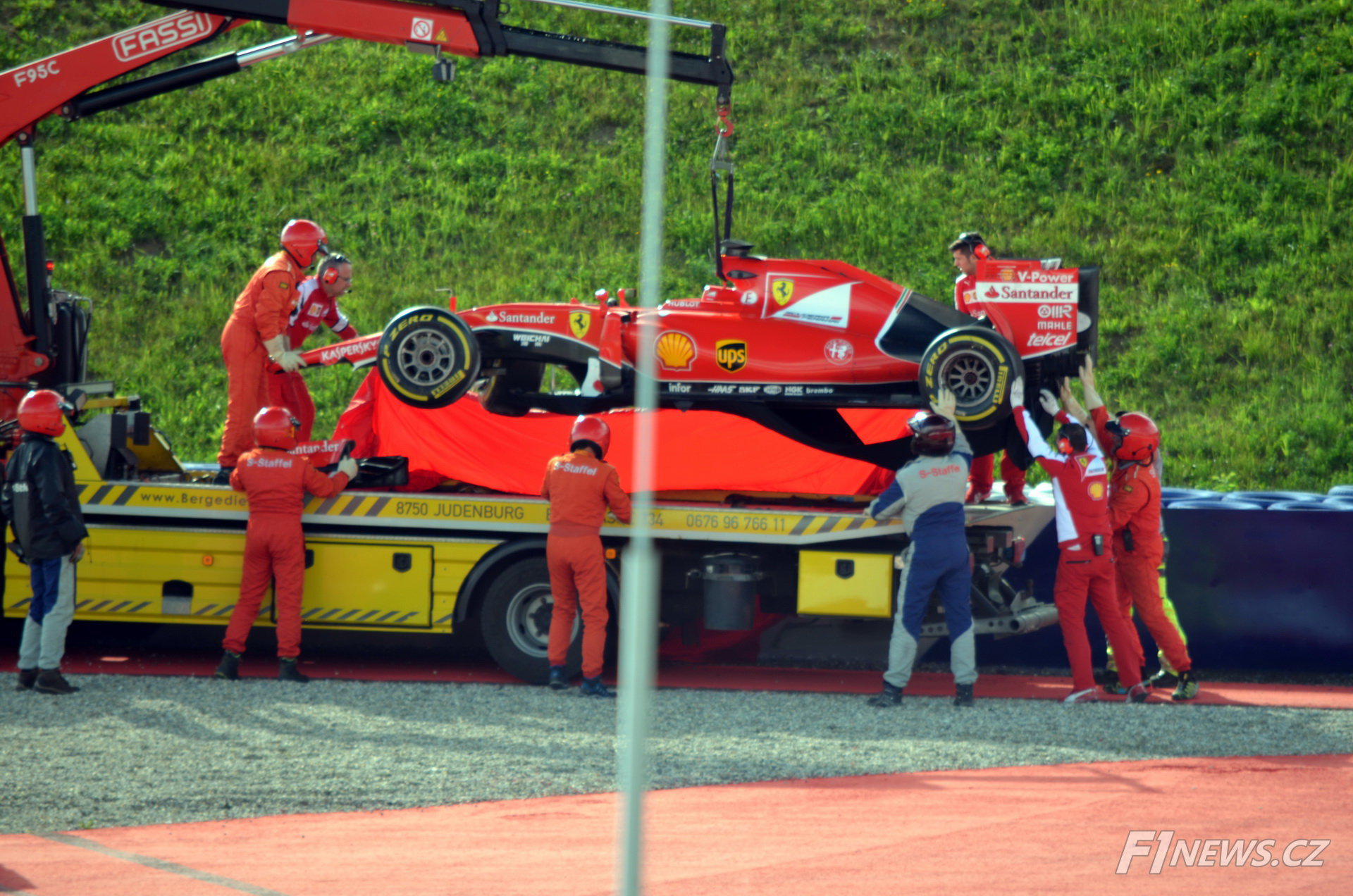 Antonio Fuoco (Ferrari SF15-T) havaroval v testech na Red Bull Ringu (23.6.2015). Brzy přispěchali italští mechanici k nakládce, aby monopost bezpečně naložili a hlavně skryli před nežádoucími pohledy.