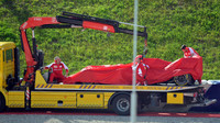 Antonio Fuoco (Ferrari SF15-T) havaroval v testech na Red Bull Ringu (23.6.2015). Brzy přispěchali italští mechanici k nakládce, aby monopost bezpečně naložili a hlavně skryli před nežádoucími pohledy.