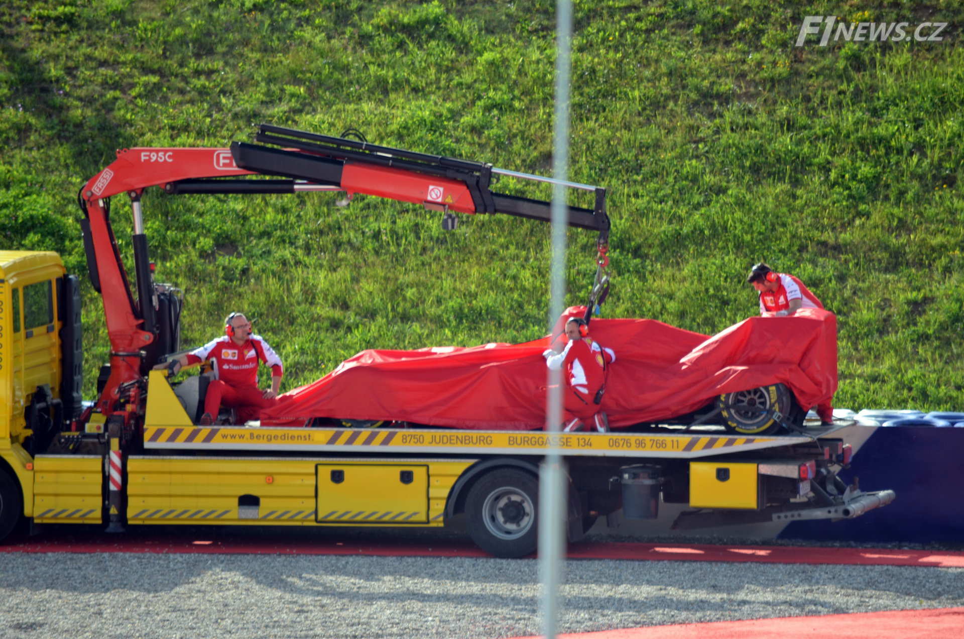 Antonio Fuoco (Ferrari SF15-T) havaroval v testech na Red Bull Ringu (23.6.2015). Brzy přispěchali italští mechanici k nakládce, aby monopost bezpečně naložili a hlavně skryli před nežádoucími pohledy.