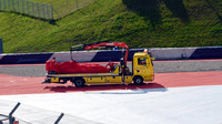 Antonio Fuoco (Ferrari SF15-T) havaroval v testech na Red Bull Ringu (23.6.2015). Bezpečně naložený monopost se vrací do boxů i s italským dohledem.