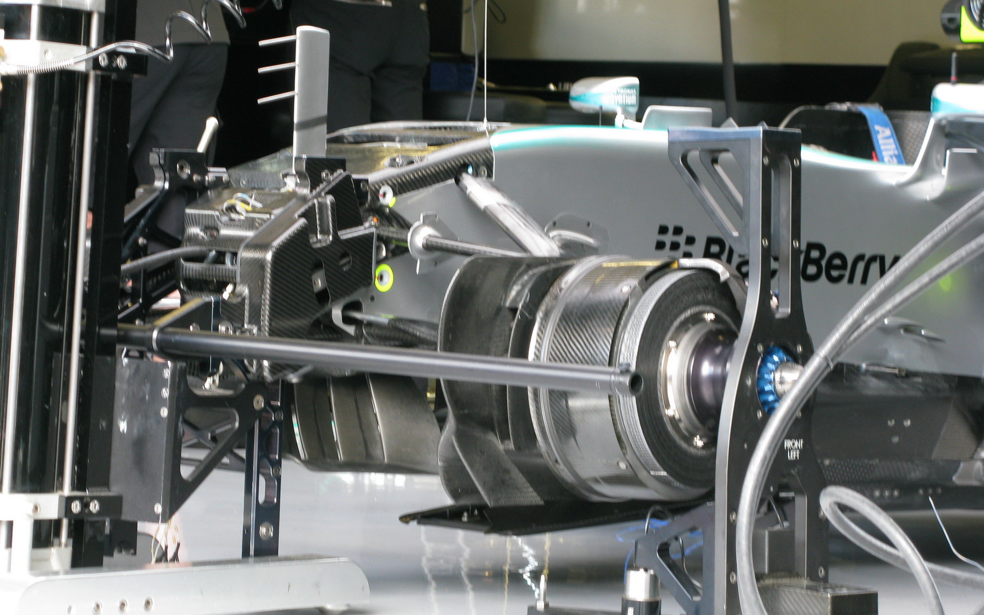 Zavěšení vozu Mercedes F1 W06 Hybrid
