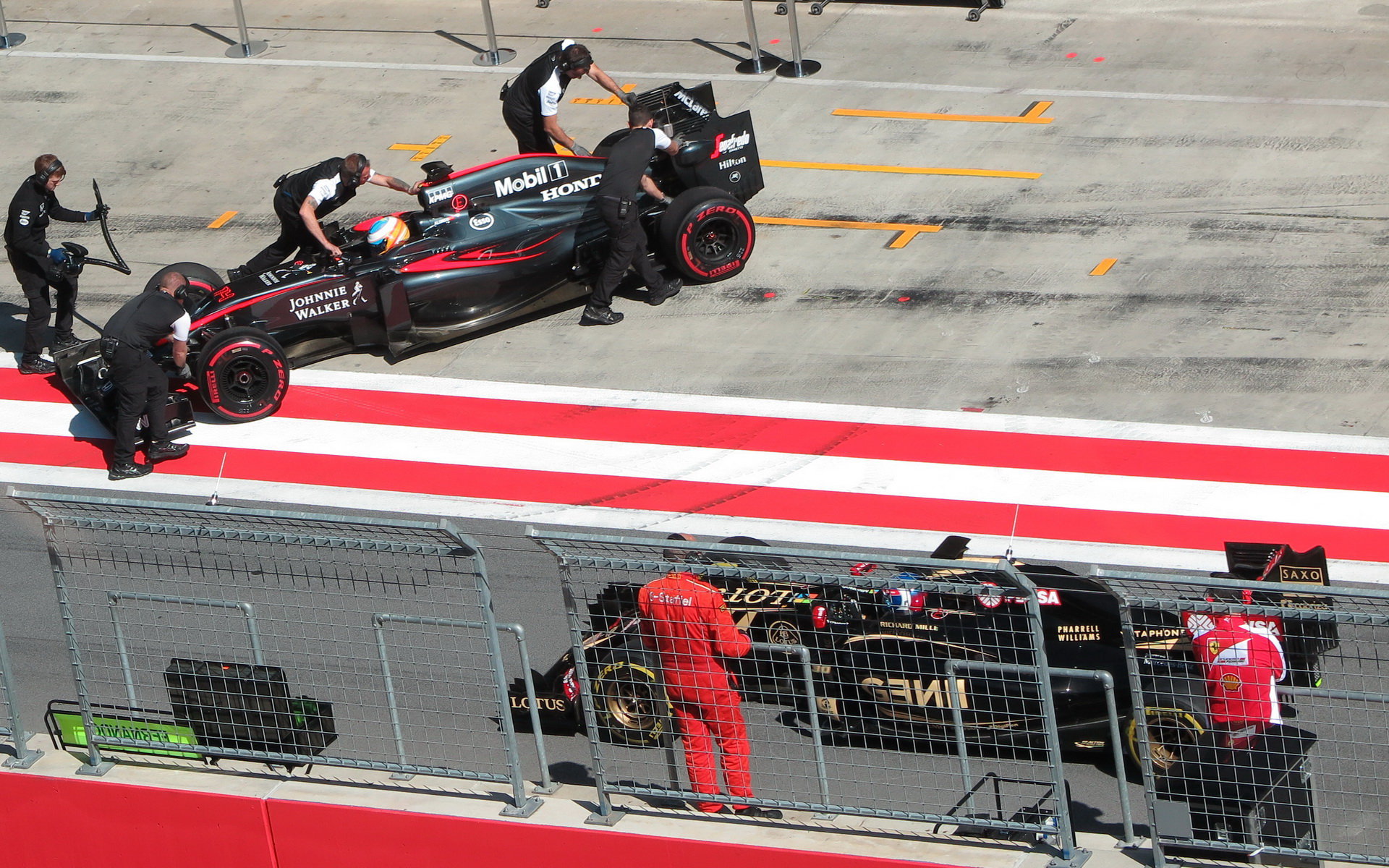 Alonso a Palmer v pitlane