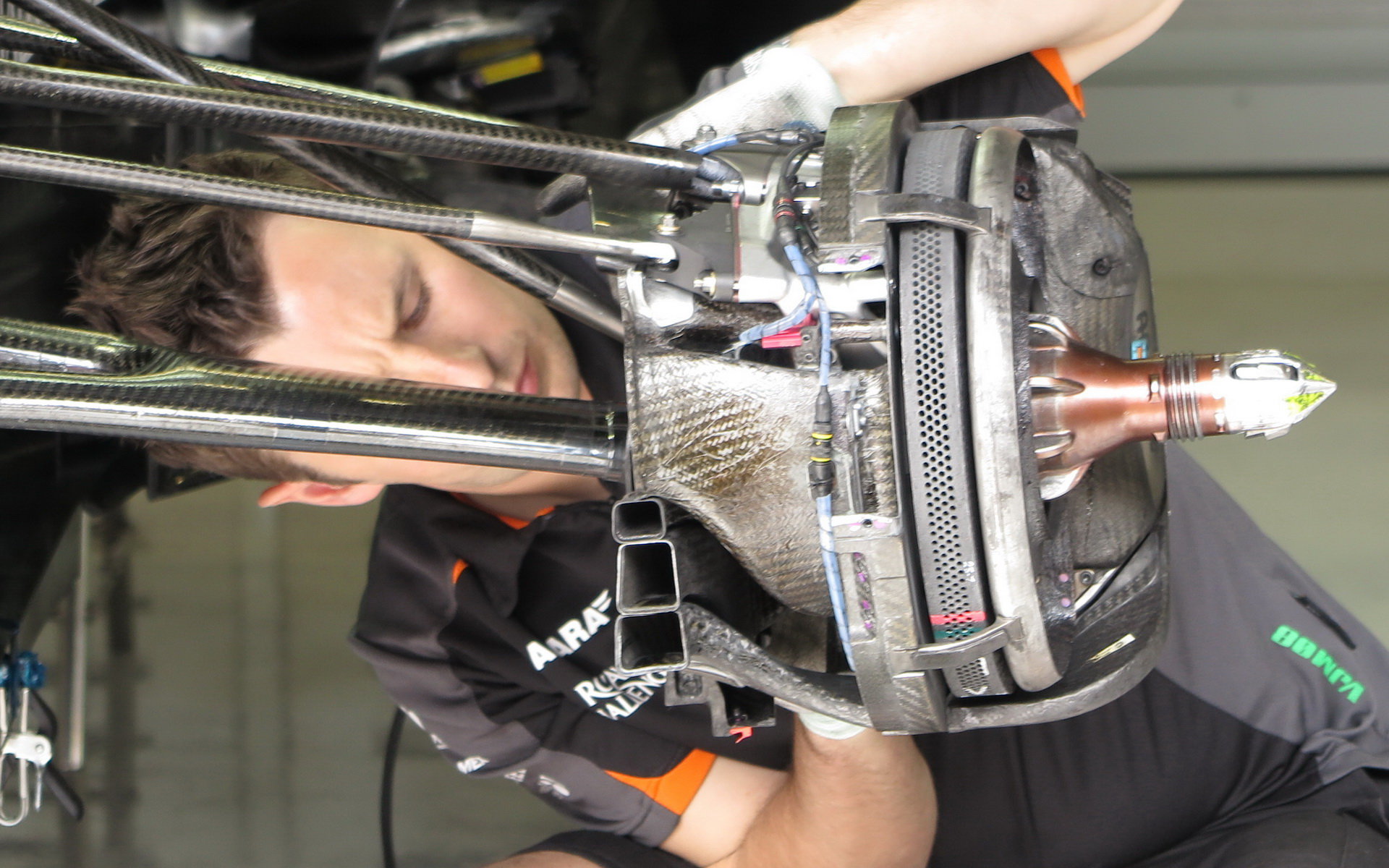 Detail zavěšení kola vozu Force India VJM08 Mercedes