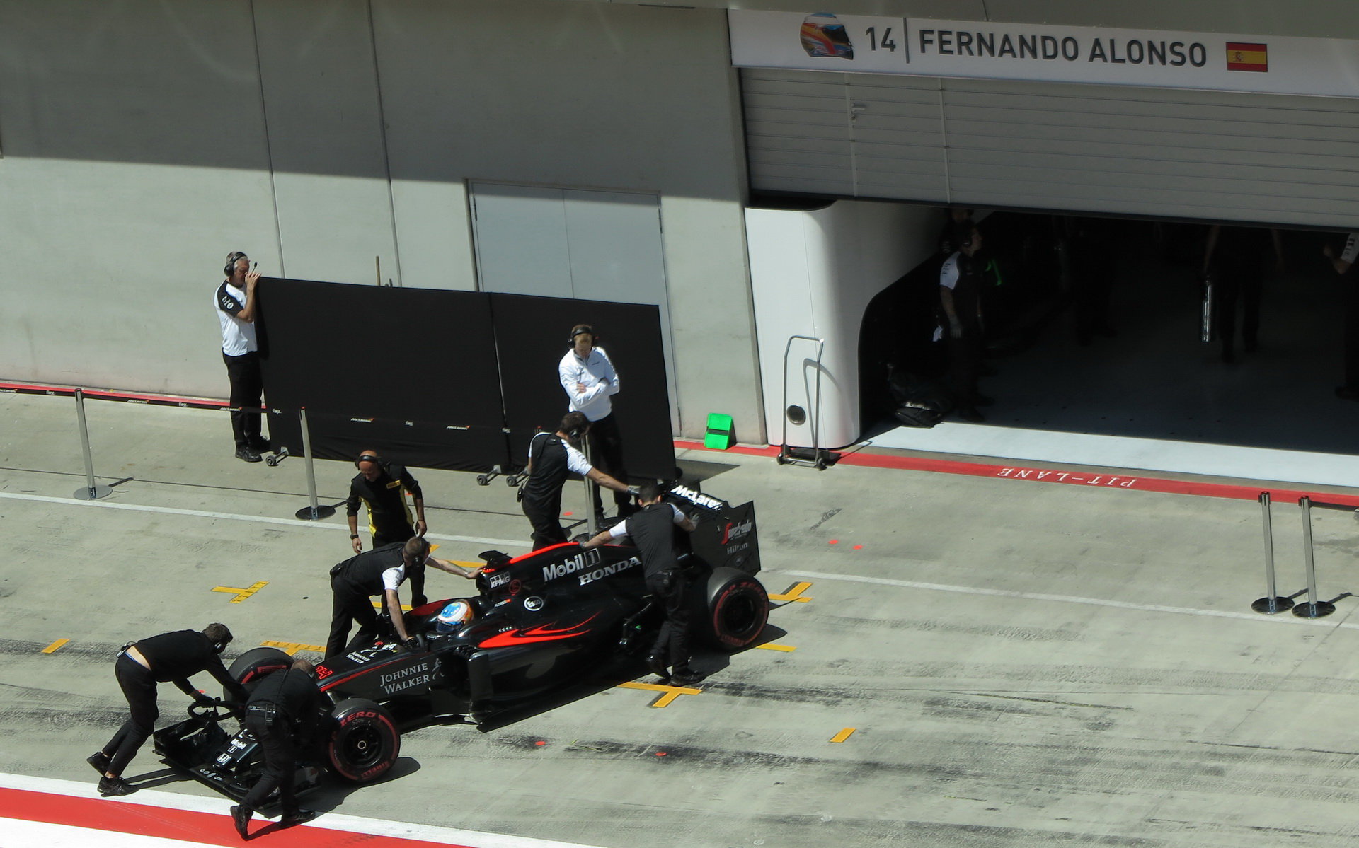 Alonso najíždí do garáže