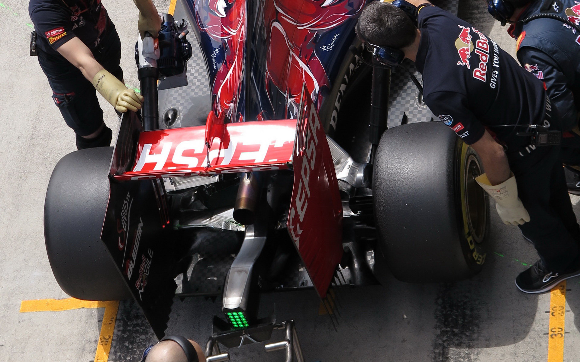 Zadní křídlo a výfuk vozu Toro Rosso STR10 Ferrari