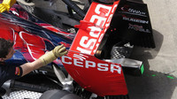 Zadní křídlo a výfuk vozu Toro Rosso STR10 Ferrari