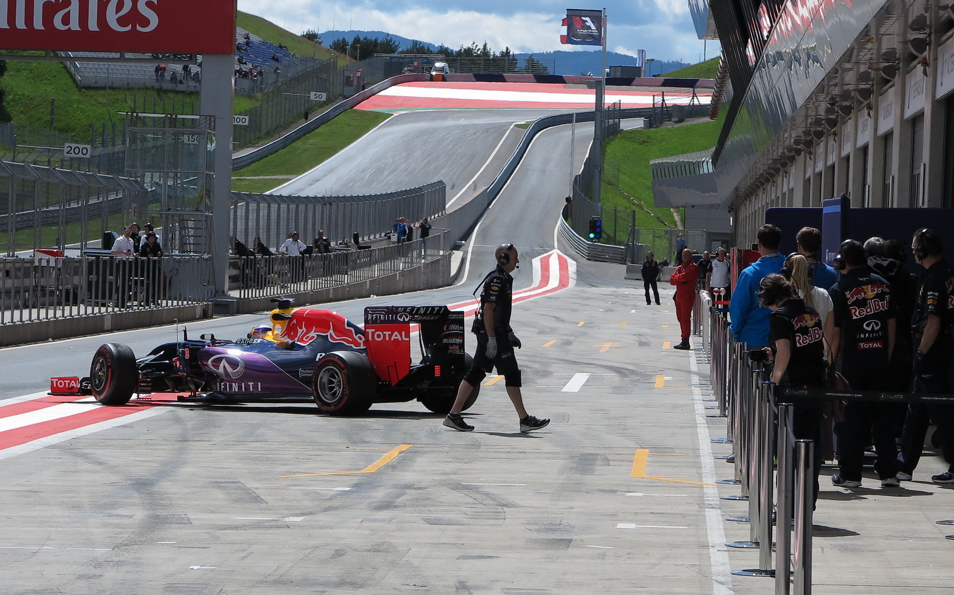Ricciardo vyjíždí na trať